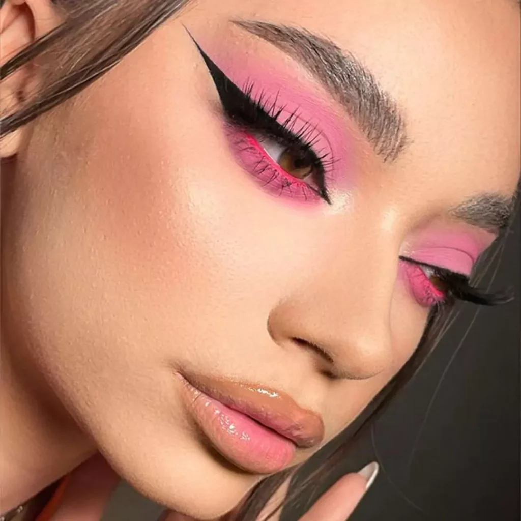 Appealing and chic pink eyeshadow