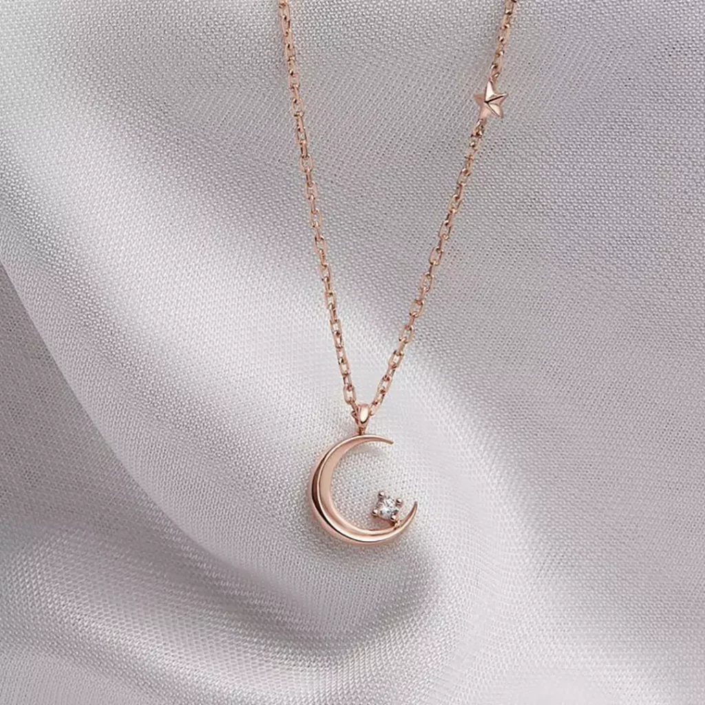 Deceptive moon design necklaces