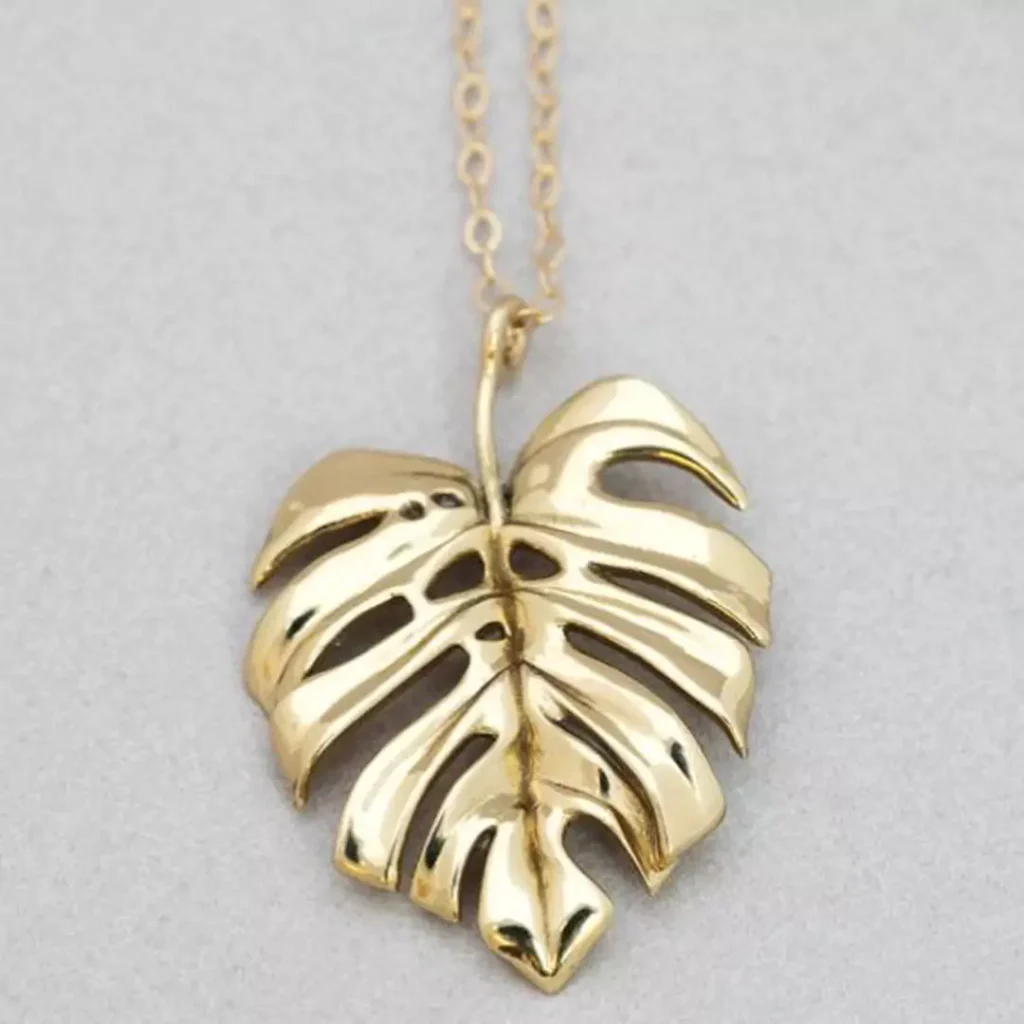 Eye-catching leaf design necklaces