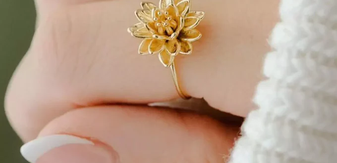 delicate floral gold ring