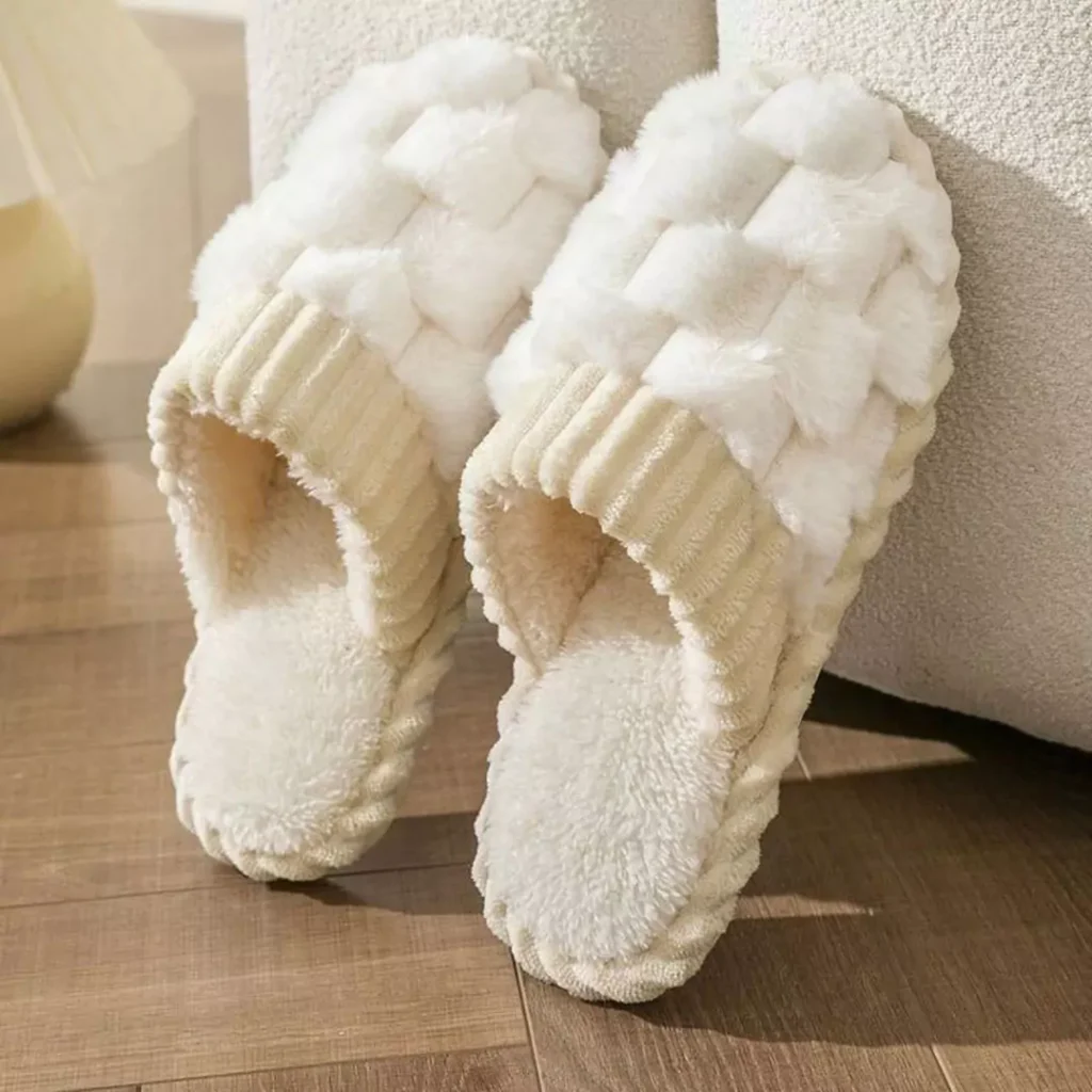 simple furry slippers for women 