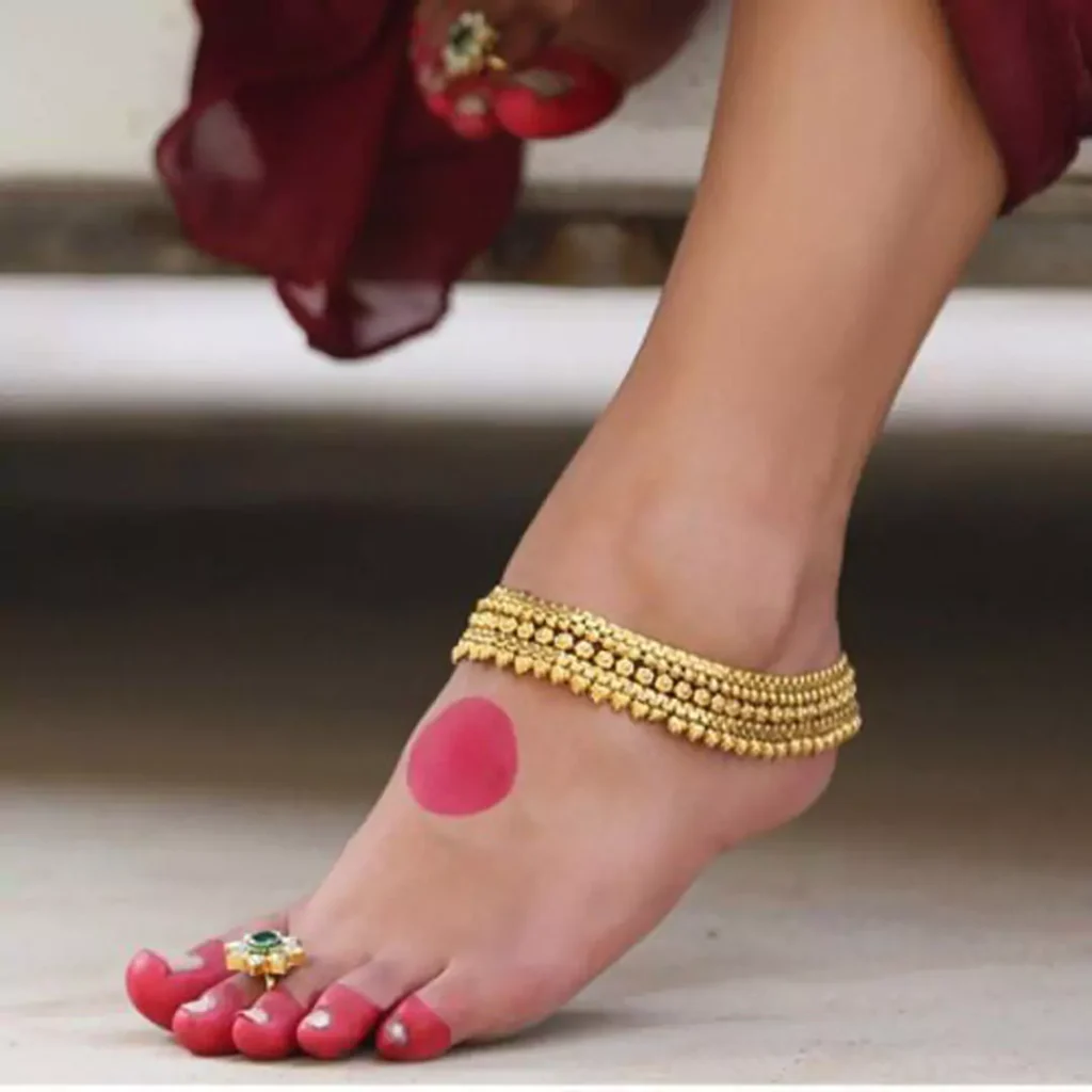 chic Indian gold anklets