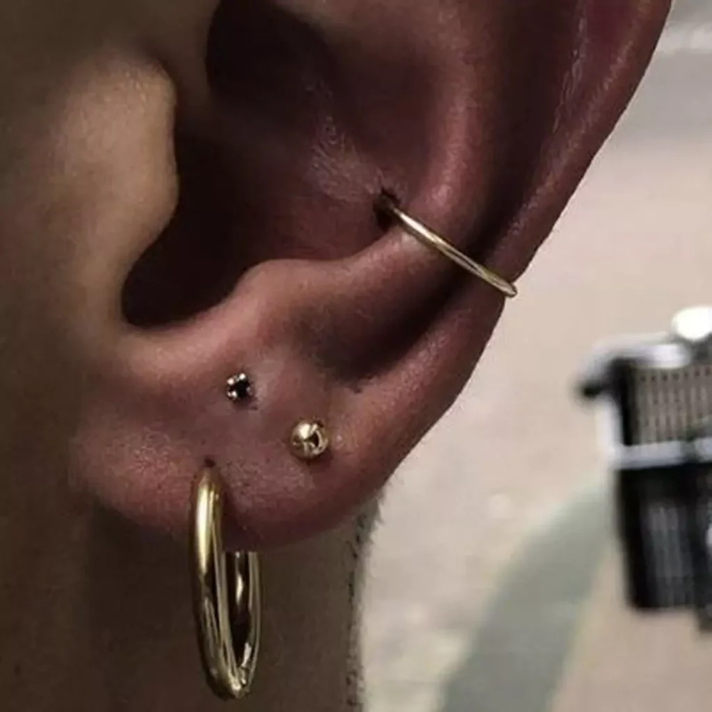  men's eye-catching gold ear pins