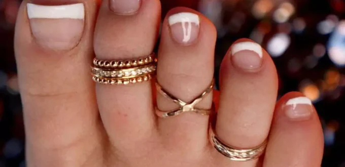 fashionable gold toe rings