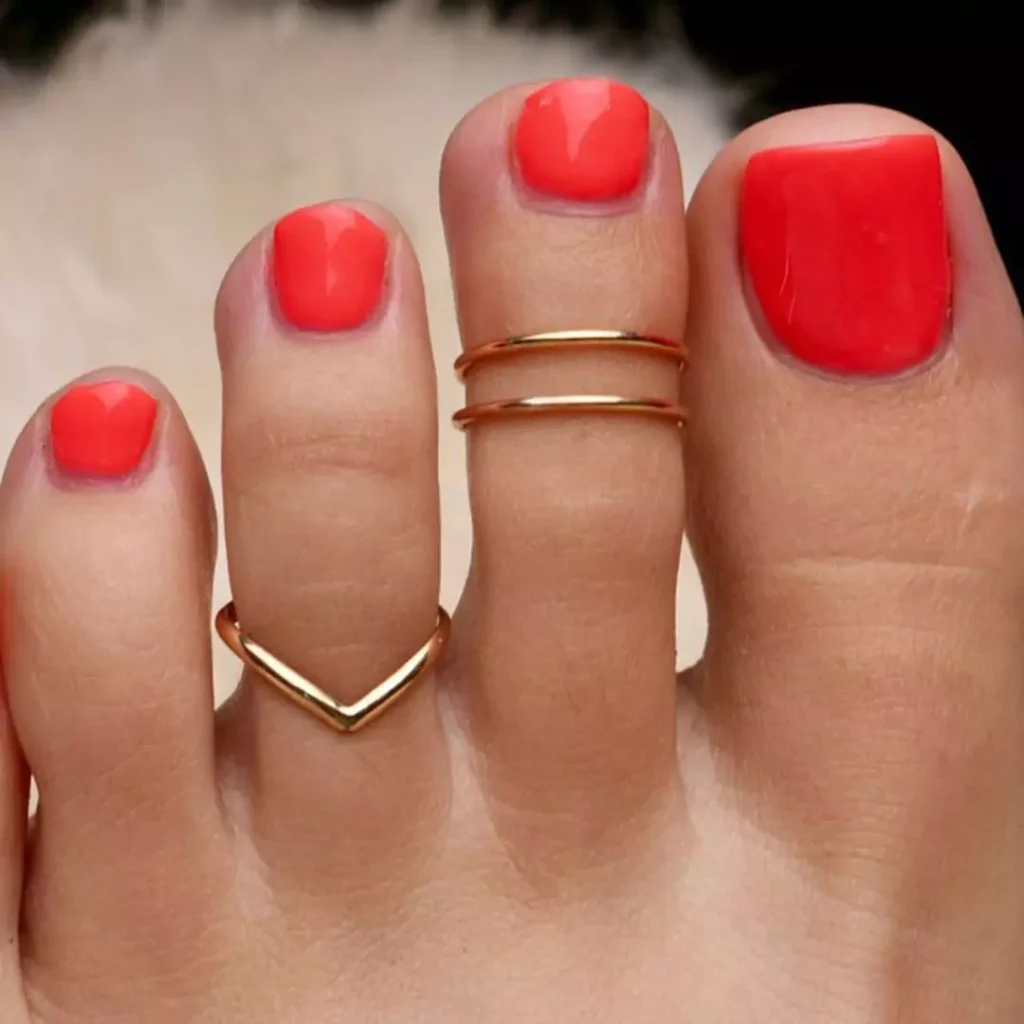 trendy gold toe rings