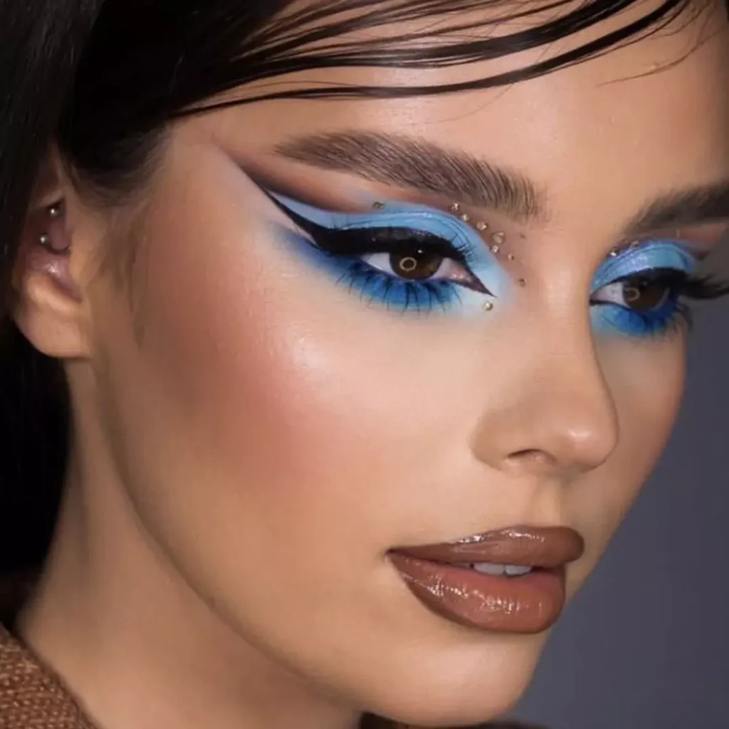 Eye-catching Makeup with blue eyeshadow