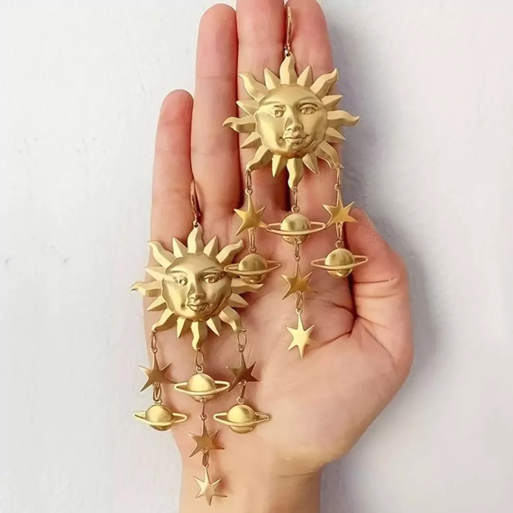 Deceptive earrings with sun designs