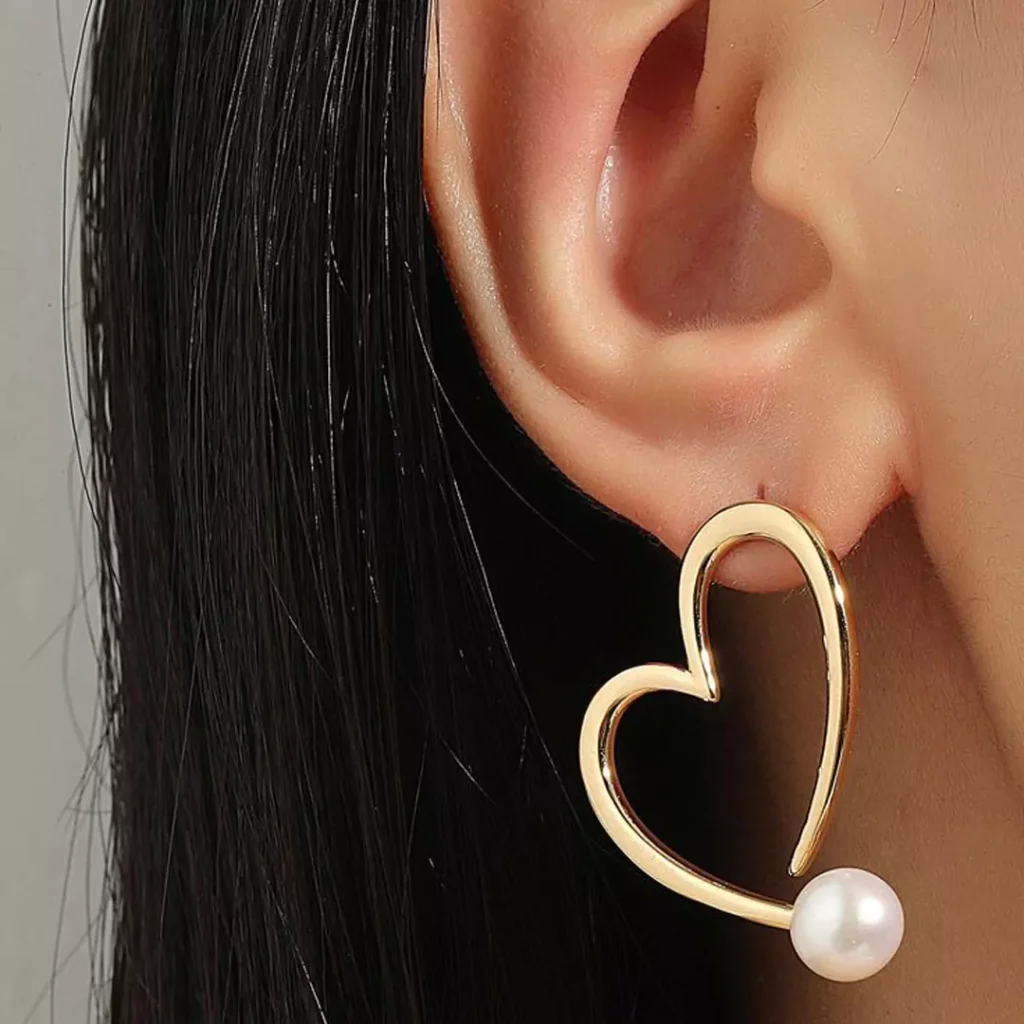 Deceptive earrings with a heart designs