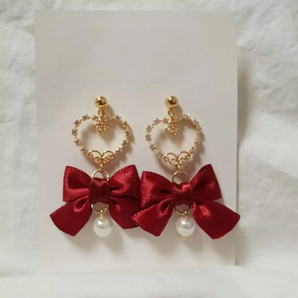 Delicate earrings with bow tie designs