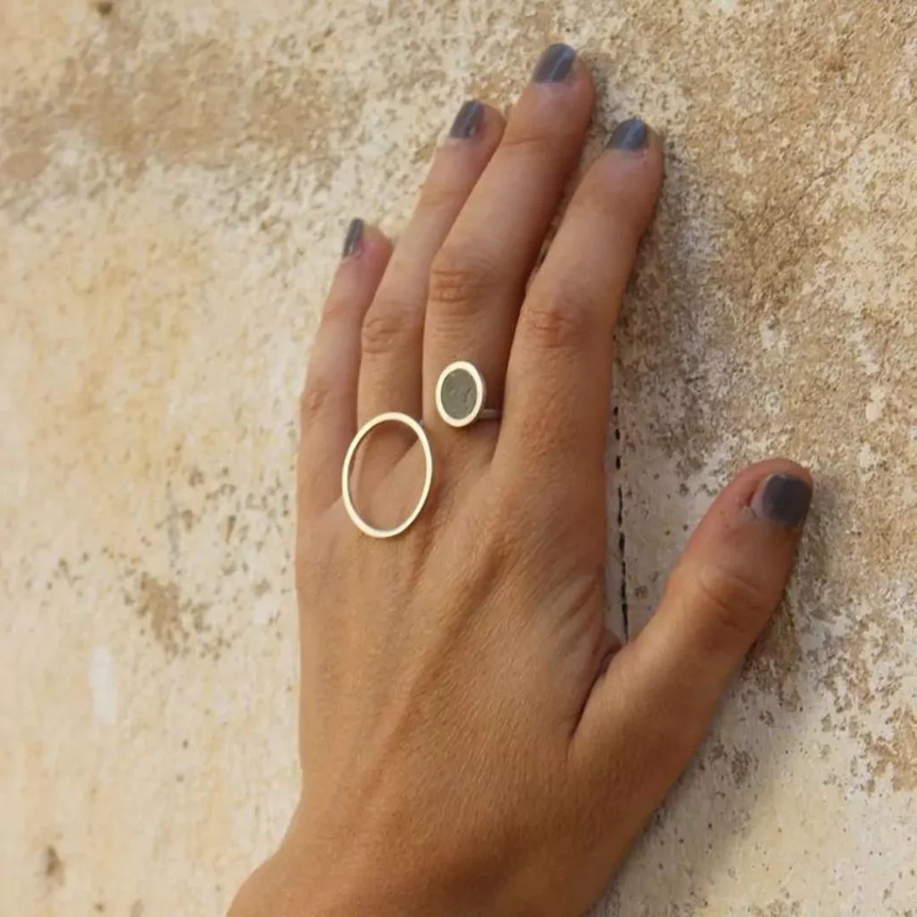 Deceptive minimal rings