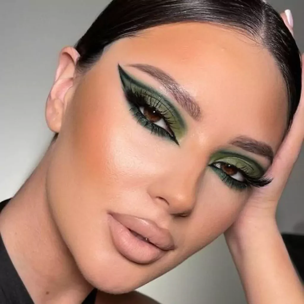 Stylish Makeup with green eyeshadow