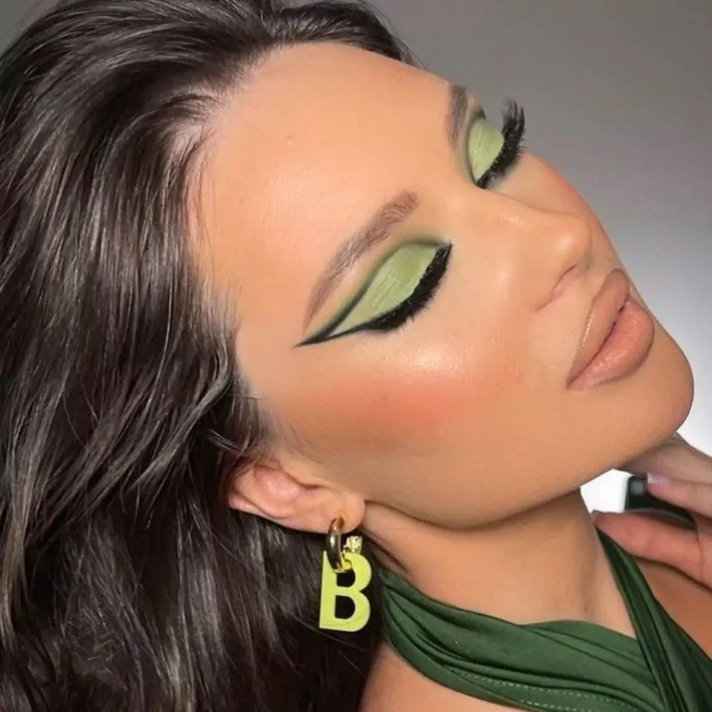 Eye-catching Makeup with green eyeshadow