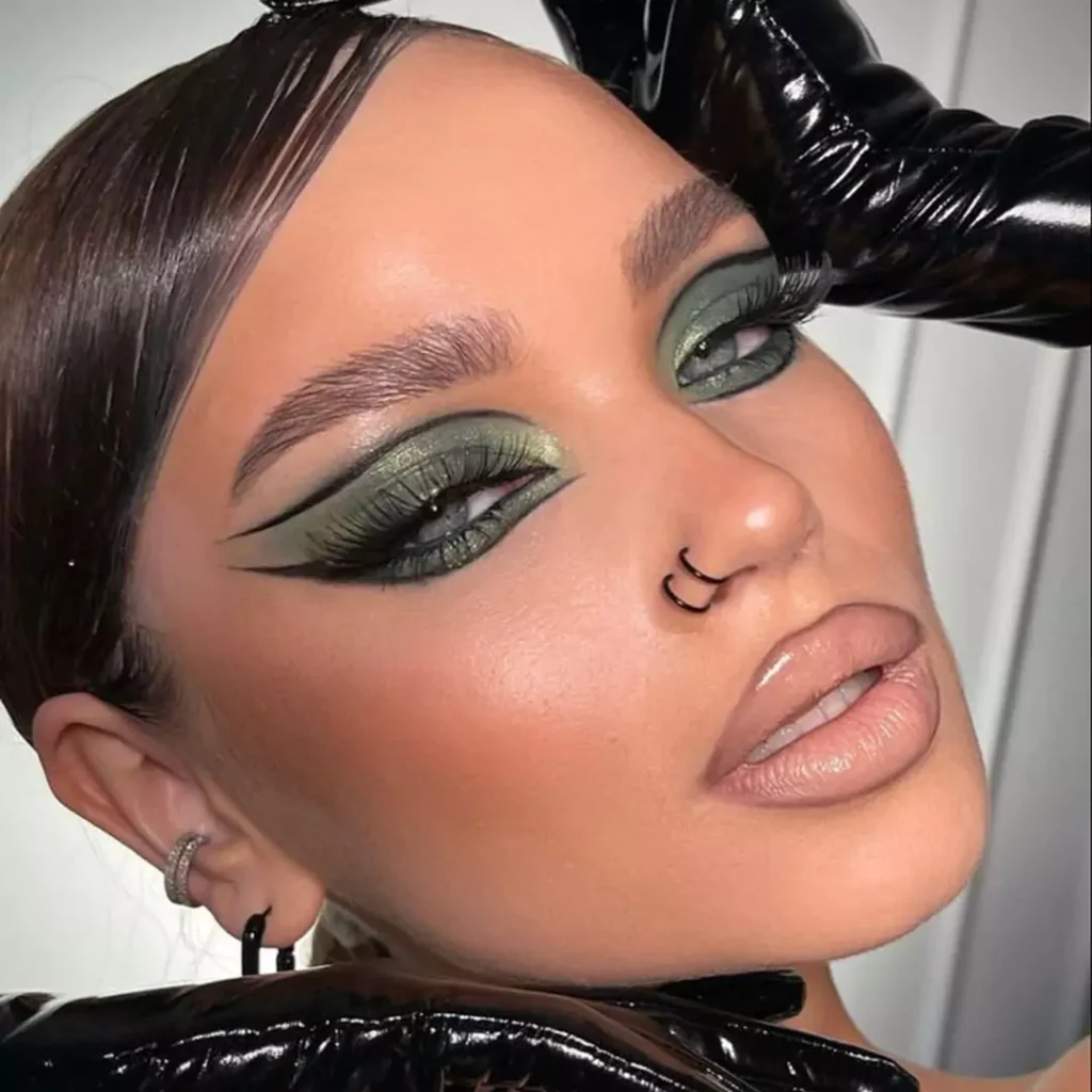 Deceptive Makeup with green eyeshadow