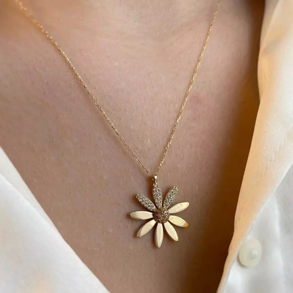 Eye-catching flower design necklaces