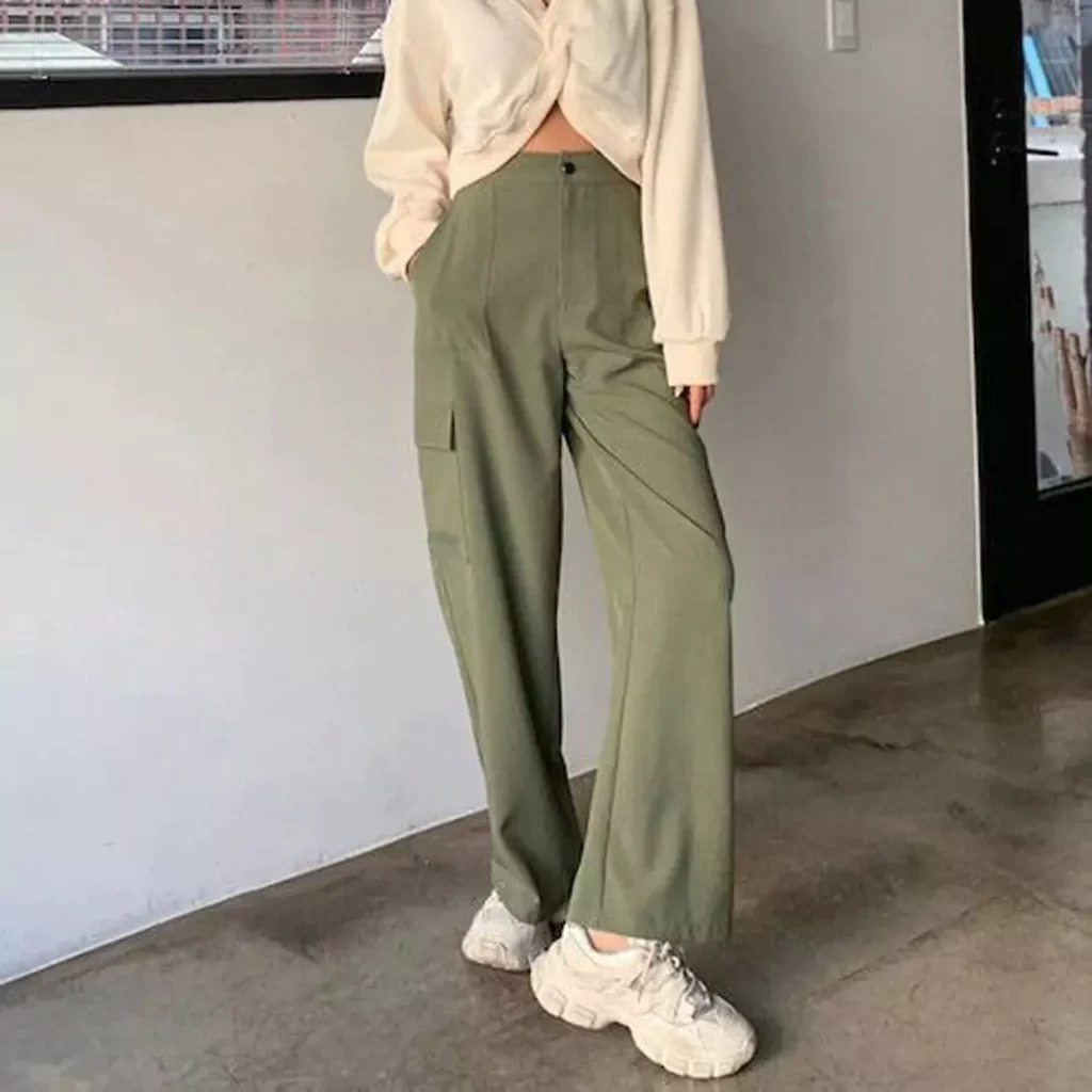 fashionable cargo pants outfit of women