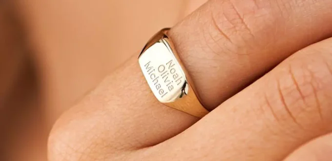 chic Signet Gold Rings