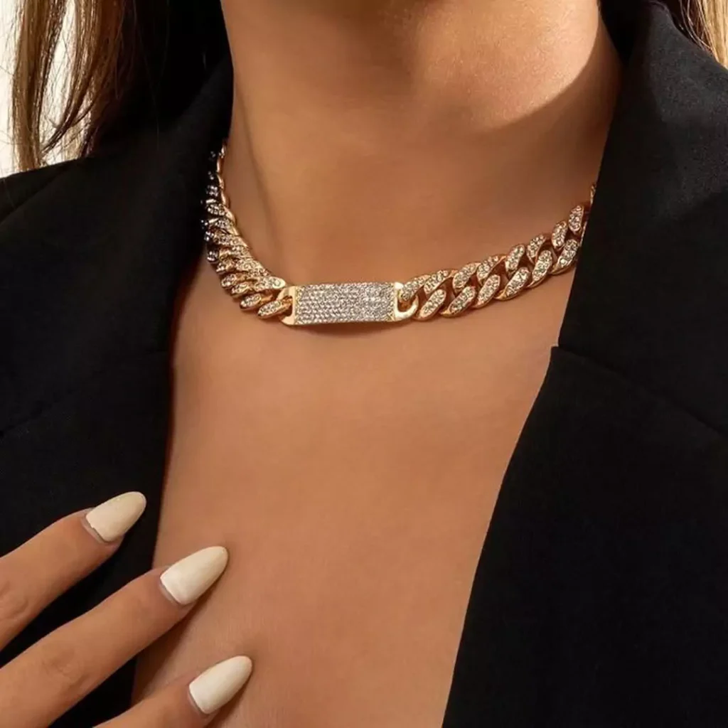 Stylish and necklace models of Cartier designs