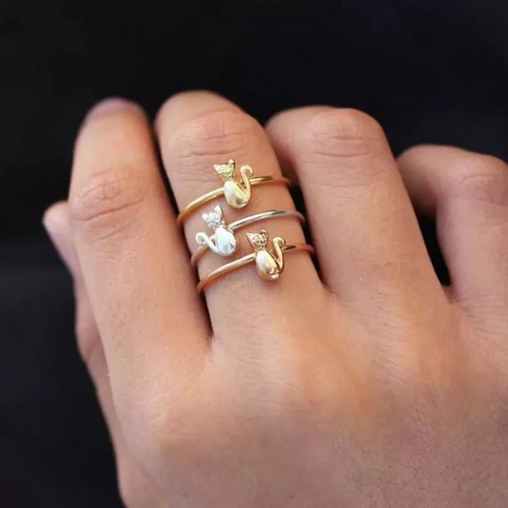 refine gold rings with cat designs 