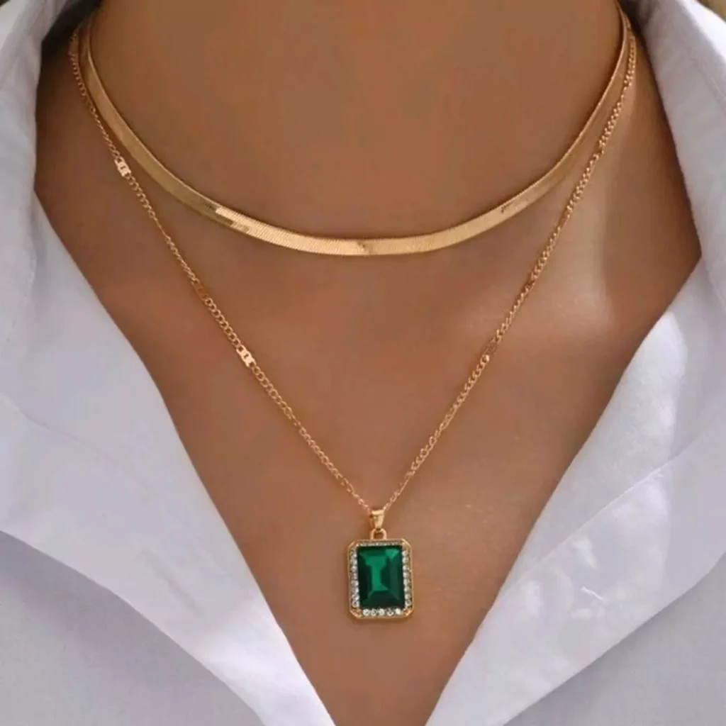 Eye-catching necklaces with green gems