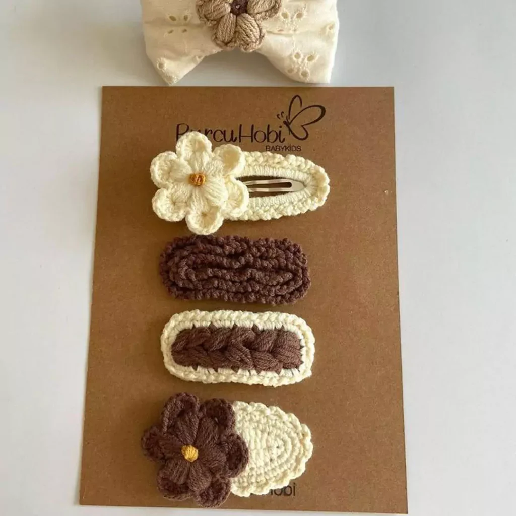 Deceptive Knitted hairpins with flower designs