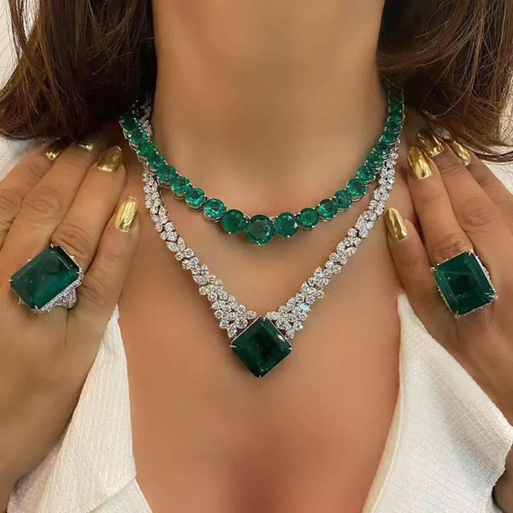 sophisticated Emerald gold jewelery set